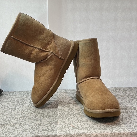 Ugg size 8 in good preowned condition - Picture 10 of 12